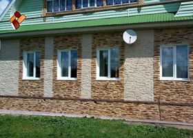 Декоративный облицовочный камень "Голландский кирпич" на фасаде загородного дома