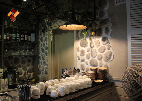 Отделка кафе декоративным искусственным камнем "Голыш"