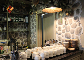 Отделка кафе декоративным искусственным камнем "Голыш"