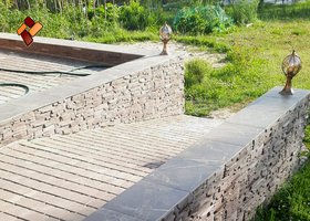 Декоративный камень "Северный склон" артикул 023 и бетонные ступени