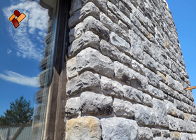 Декоративный камень "Каменный утес" на фасаде строящегося загородного объекта